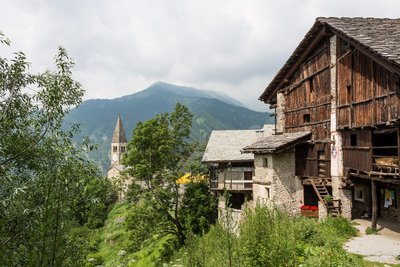 Ein rustikales Hotel vor Berglandschaft
