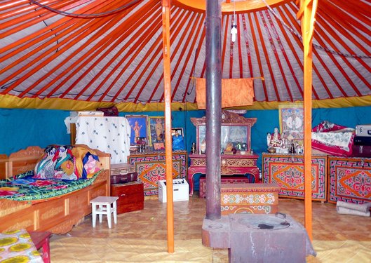 Das gemütliche Innere einer mongolischen Jurte