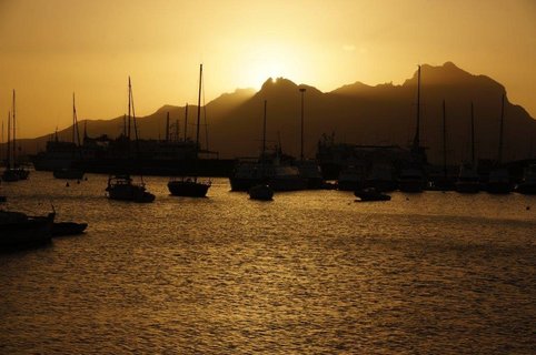 Ein Hafen auf den Kapverden im Sonnenuntergang