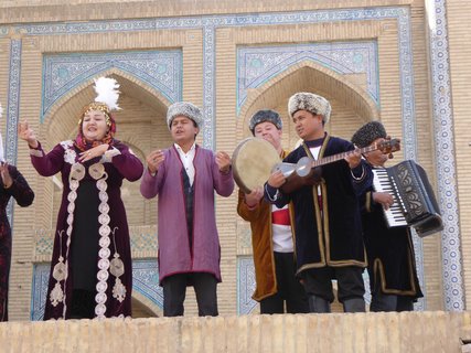 Menschen in traditionellen Roben 