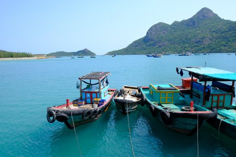 Boote an einem Steg der Isel Con Dao, Vietnam
