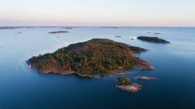 Eine kleine finnische Insel in der Ostsee