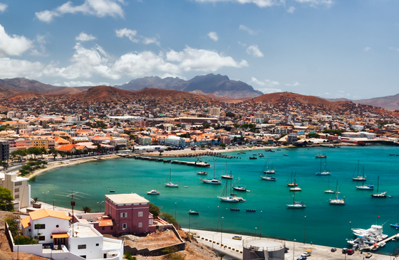 Mindelo auf der kapverdischen Insel São Vicente Längs einer Bucht mit türkisblauem Wasser, auf dem Segelboote dümpeln, erstreckt sich der Hauptort São Vicentes Mindelo.