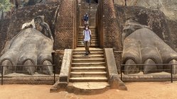 Ruwan Jayasekera am Eingang der antiken Befestigungsanlage Sigiriya