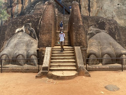 Ruwan Jayasekera am Eingang der antiken Befestigungsanlage Sigiriya