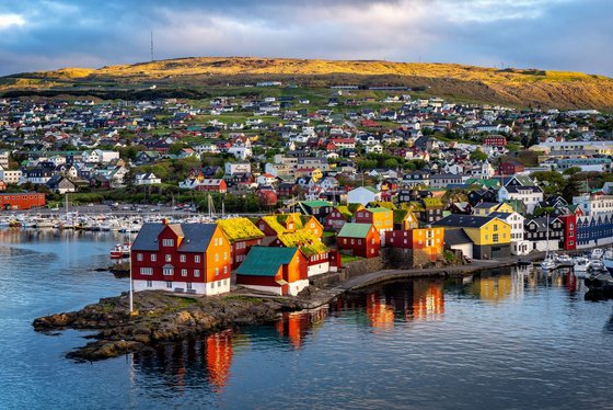 Tórshavn bei Sonnenuntergang Tórshavn, die Hauptstadt der Färöer-Inseln, bei Sonnenuntergang