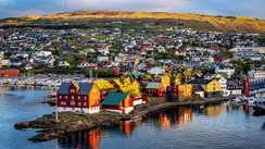 Tórshavn, die Hauptstadt der Färöer-Inseln, bei Sonnenuntergang