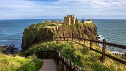 Donan Castel in Schottland, Großbritannien Burgruine auf einem Felsplateau im Meer
