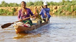 Herzliche Einheimische paddeln auf einem Fluss in Madagaskar