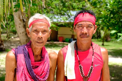Locals auf Black Island Bunt gekleidete Locals auf Black Island