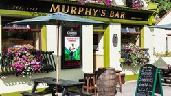 Bar auf der Halbinsel Dingle Eine Bar an der Straße auf einer Halbinsel Irlands