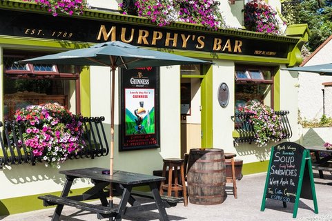 Der Eingang zu einer Bar auf der Halbinsel Dingle, Irland