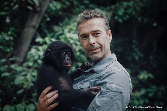 Dirk Steffens und ein Bonobo-Affe im Dschungel.