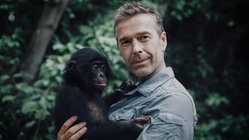 Dirk Steffens und ein Bonobo-Affe im Dschungel.