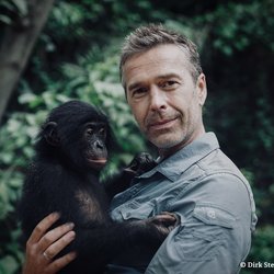Dirk Steffens und ein Bonobo-Affe im Dschungel.
