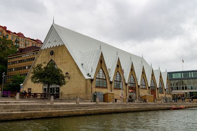 Am Wasser steht ein an eine Kirche erinnerndes Gebäude, das aber eine Markthalle ist.