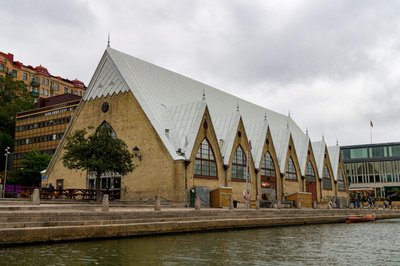 Am Wasser steht ein an eine Kirche erinnerndes Gebäude, das aber eine Markthalle ist.