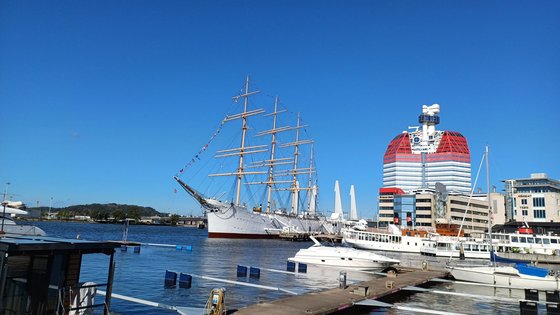 Im Hafen von Göteborg liegt ein historischer Windjammer.