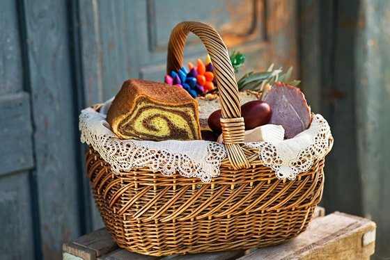 Ein slowenischer Osterkorb Ein slowenischer Osterkorb gefüllt mit traditionellen Lebensmitteln