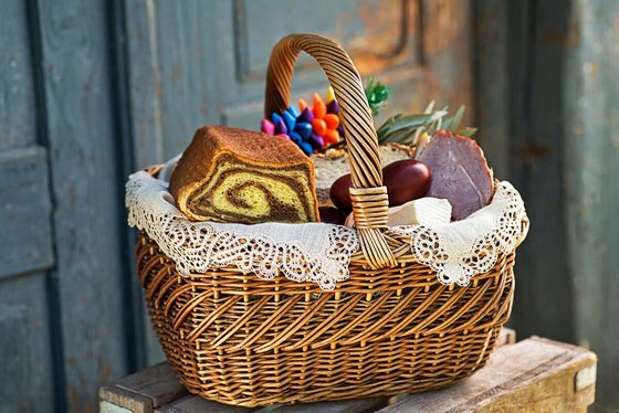 Ein slowenischer Osterkorb gefüllt mit traditionellen Lebensmitteln