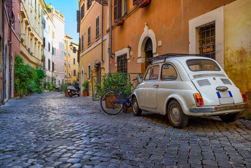 Ein Fiat Cinquecento steht in einer Gasse in Rom