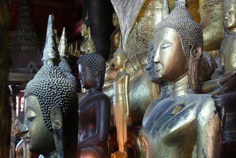 Nahaufnahme von verschiedenen Buddha Statuen