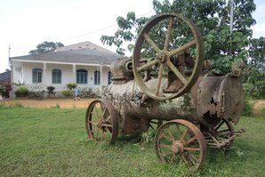 Die Roca Sundy Altes Lokomobil vor der Roca Sundy