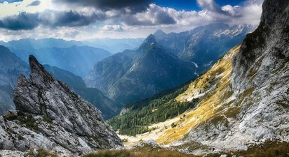 In den Julischen Alpen auf dem Berg Prisojnik Absteigende Aufnahme mit Blick auf das Gebirge der Julischen Alpen