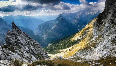 Absteigende Aufnahme mit Blick auf das Gebirge der Julischen Alpen 