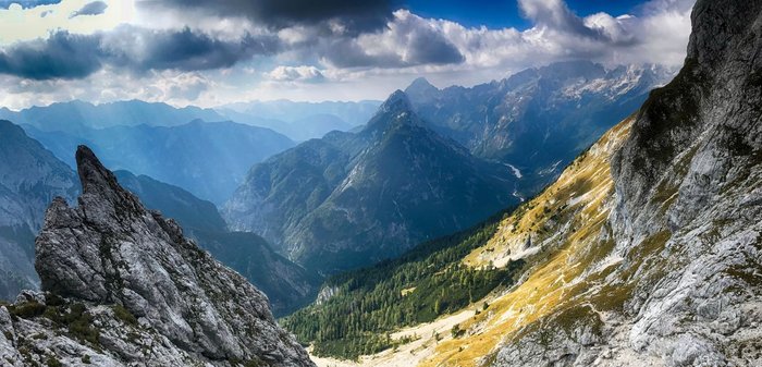 Absteigende Aufnahme mit Blick auf das Gebirge der Julischen Alpen 