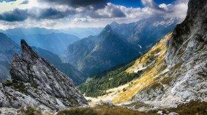 In den Julischen Alpen auf dem Berg Prisojnik Absteigende Aufnahme mit Blick auf das Gebirge der Julischen Alpen