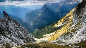 Absteigende Aufnahme mit Blick auf das Gebirge der Julischen Alpen 