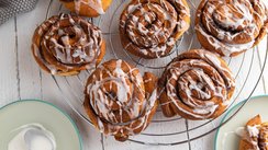 Zimtschnecken auf einem Kuchenrost