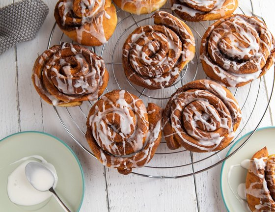 Schwedische Zimtschnecken Zimtschnecken auf einem Kuchenrost