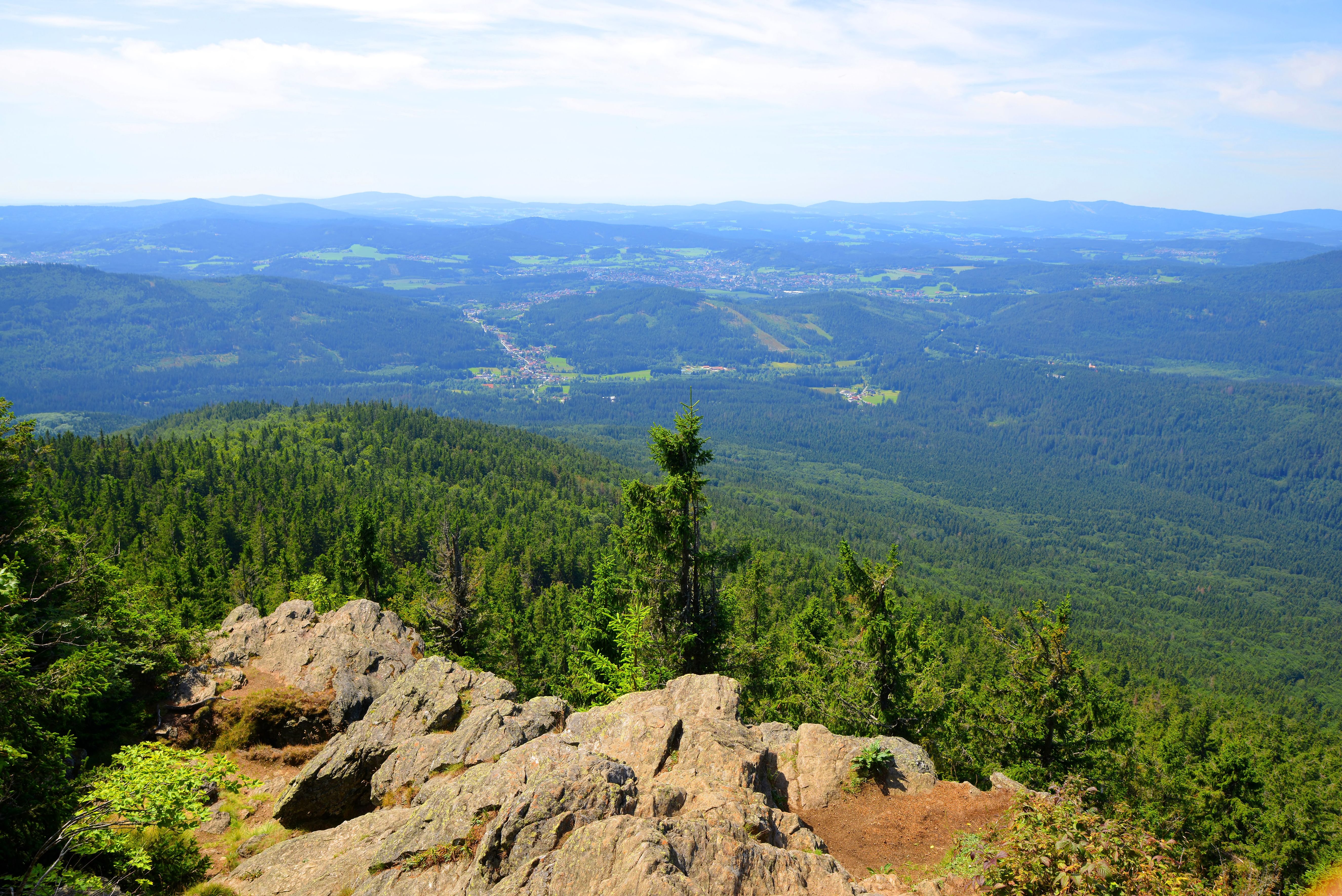 Blick vom Großen Falkenstein im Bayerischen Wald in die Ferne