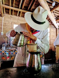 Ein Mann bereitet Kaffee zu in einem Haus in Kolumbien