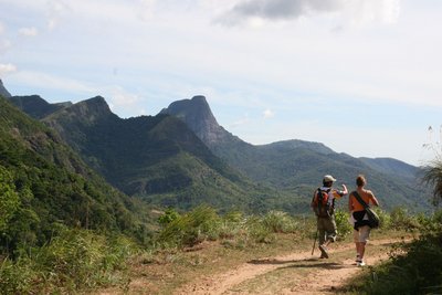 Zwei Wanderer laufen auf einem Wanderweg im Knuckles-Gebirge in Sri Lanka.