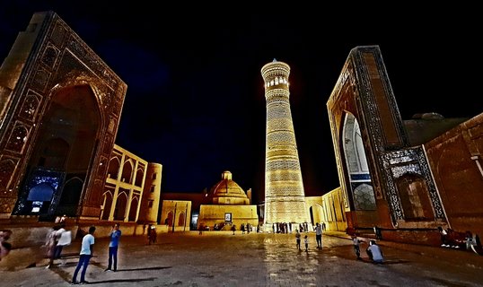 Ein Minarett bei Nacht