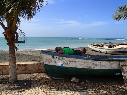 Boote liegen am Strand von Maio