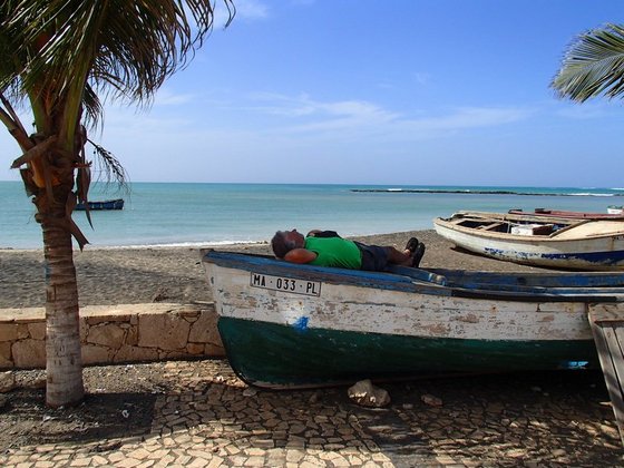 Strand auf Maio Boote liegen am Strand von Maio