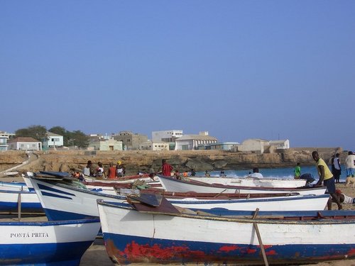 Blau/weiße Botte am Strand von Maio