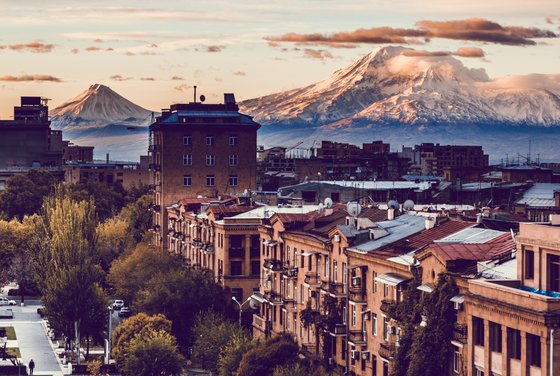 Blick über Jerewan bis hin zum Ararat Alte Gebäude mit einem hohen Berg im Hintergrund