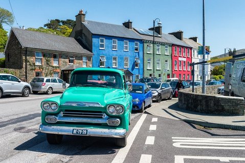 Bunte Autos auf einer Straße in Irland