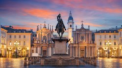 Eine Statue auf der Piazza San Carlo in Turin