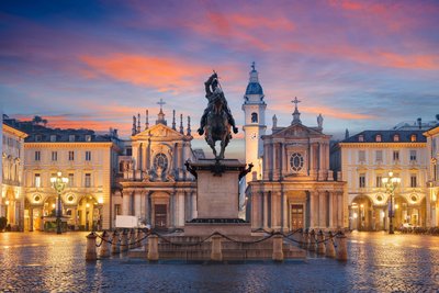 Eine Statue auf der Piazza San Carlo in Turin