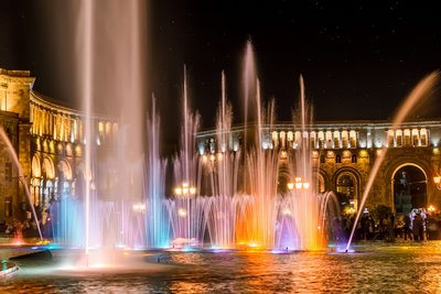 Bunt erleuchtete Springbrunnen bei Nacht