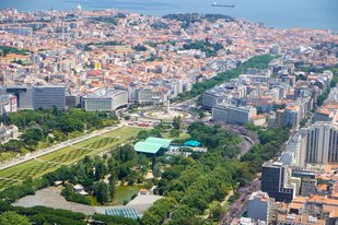 Die Lissabonner Prunkstraße Avenida da Liberdade Vogelperspektive auf eine berühmte Straße in Lissabon