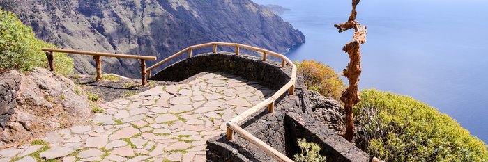 El Hierro, Kanaren: Meer soweit das Auge reicht Aussichtspunkt mit Blick auf das Meer auf einem Berg auf El Hierro.