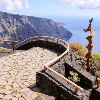 Aussichtspunkt mit Blick auf das Meer auf einem Berg auf El Hierro.