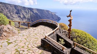 Aussichtspunkt mit Blick auf das Meer auf einem Berg auf El Hierro.